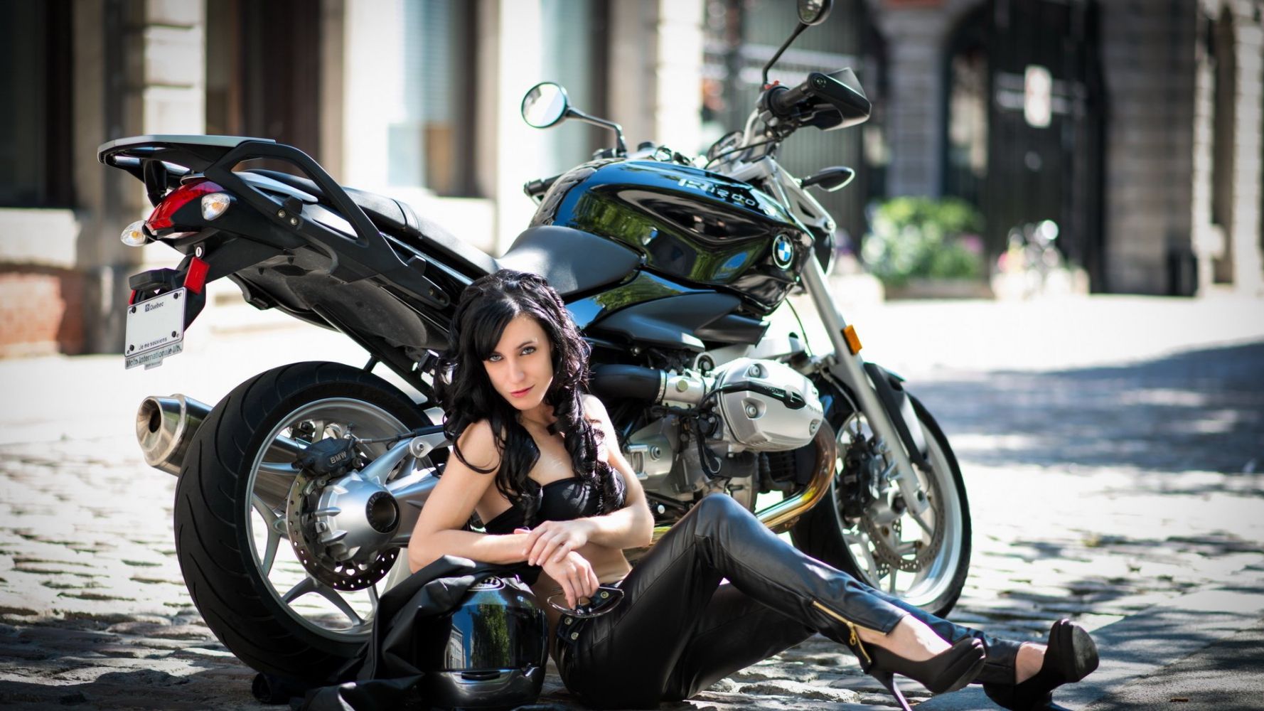 European women on bikes in Puente Alto