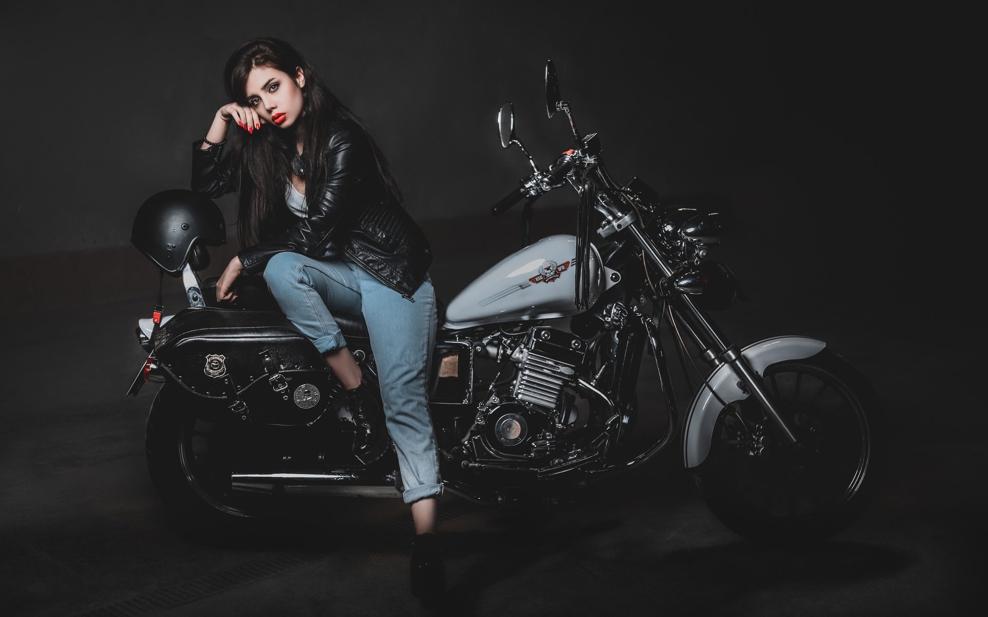 Biker girls: style and drive in Puente Alto