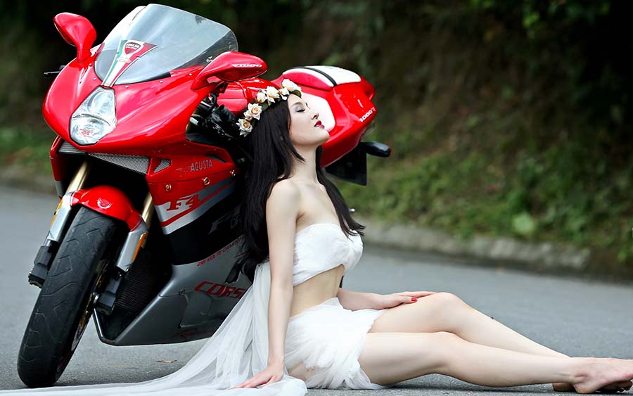 Beautiful girls and motorcycles in Puente Alto
