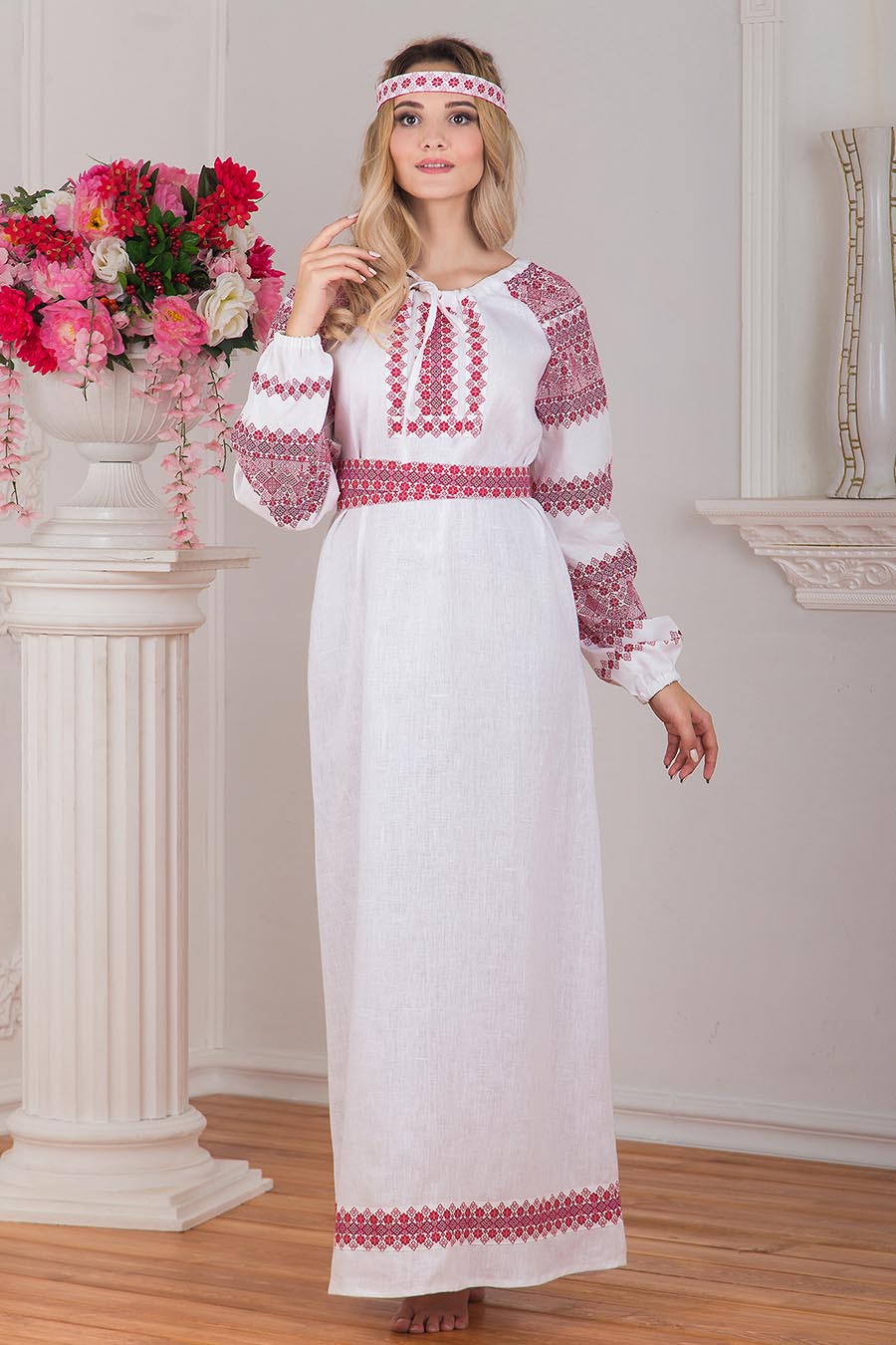 Women in Slavic costumes in Puente Alto