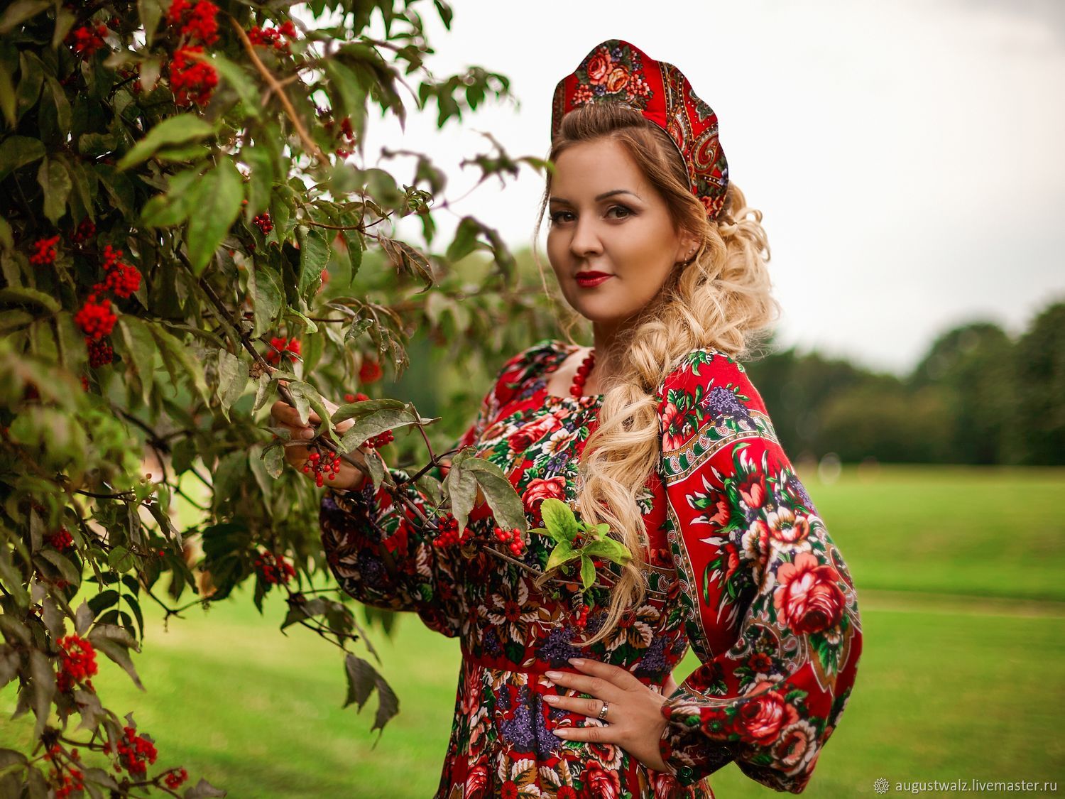 Women in Slavic costumes in Puente Alto