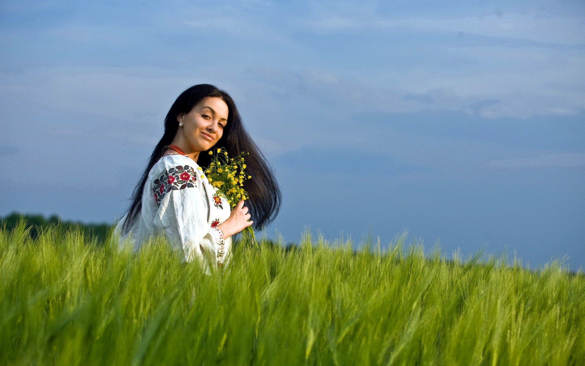 Girls in Slavic costumes in Puente Alto