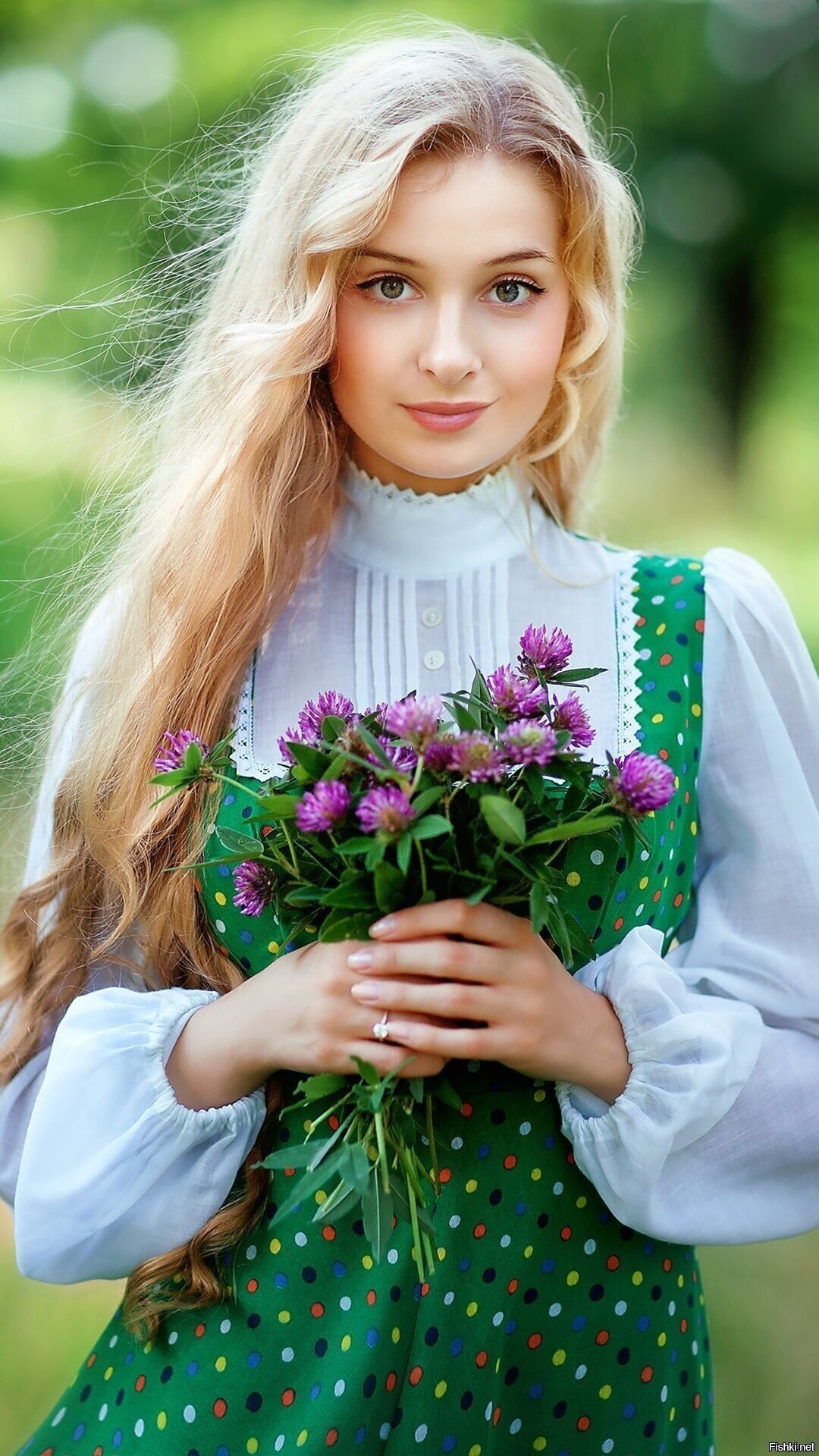 Girls in Slavic costumes in Puente Alto